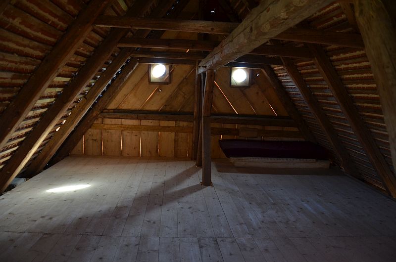 Voln&yacute; půdn&iacute; prostor historick&eacute;ho krovu podst&aacute;vkov&eacute;ho domu.