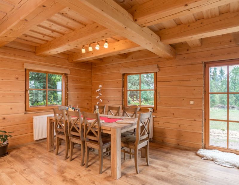 lesnikova-roubenka-interier-jidelna