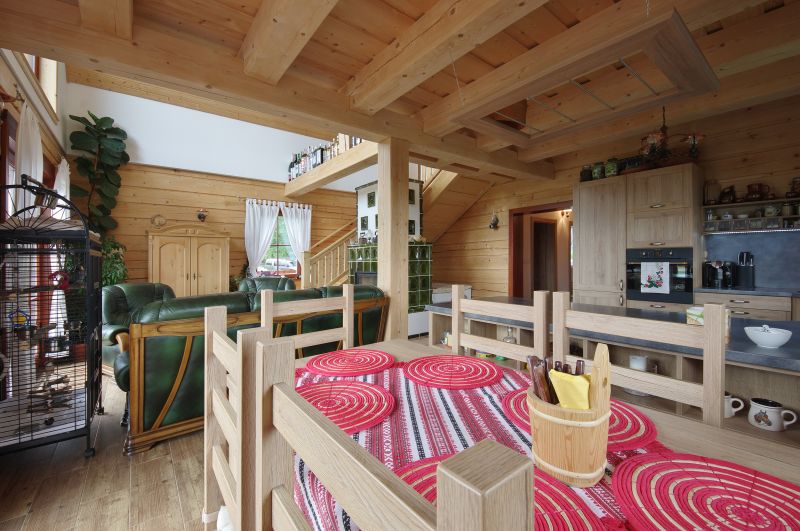 masivni-roubenka-interier-jidelna