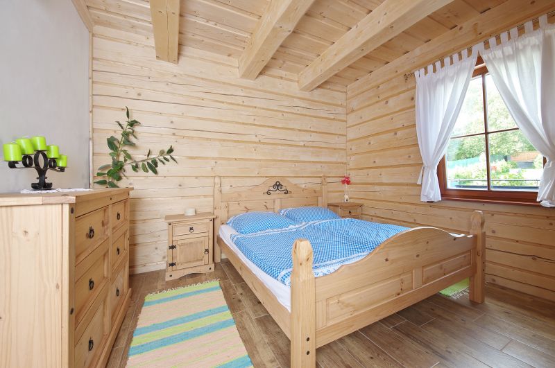 masivni-roubenka-interier-loznice