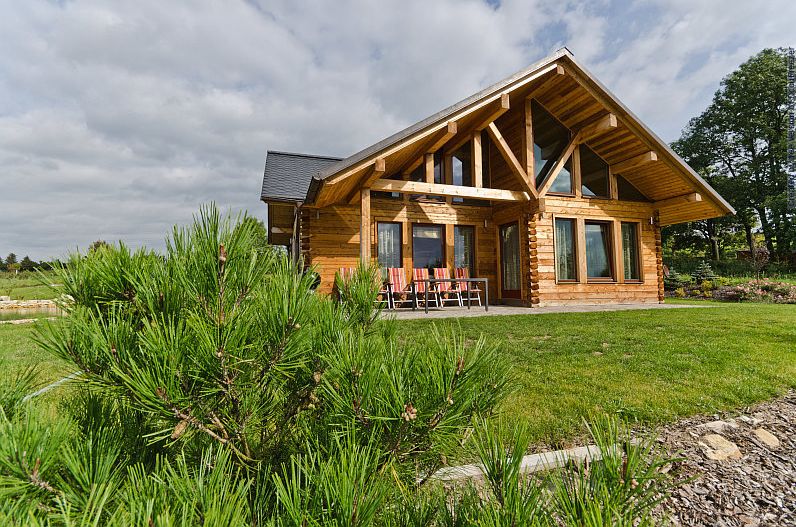 Cedrové dřevo je ideální nejen pro stavbu roubených domů, objevte jeho další využití