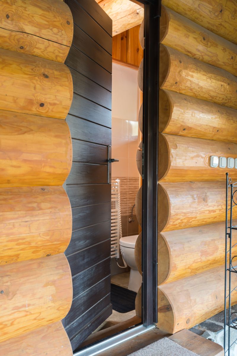 DrevoaStavby-srubovy-ranc-interier-dvere-do-koupelny