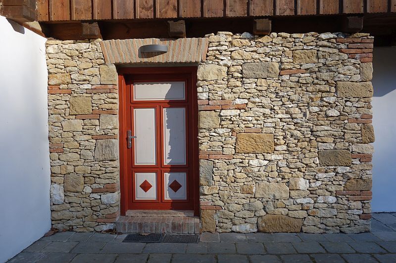 rekonstrukce-kokorinske-roubenky-hotovy-vchod