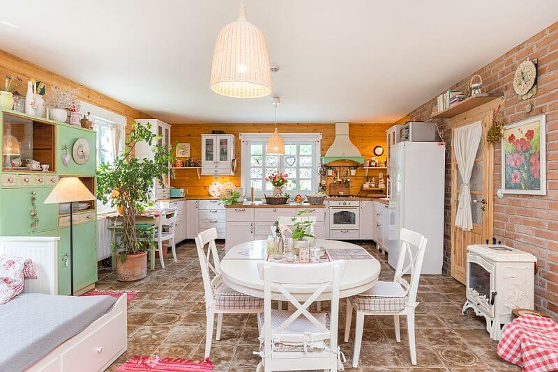 roubenka-ve-svedskem-stylu-pohled-na-kuchyn