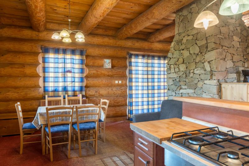 srub-interier-jidelni-stul