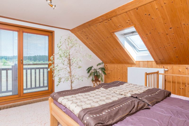 srub-interier-loznice