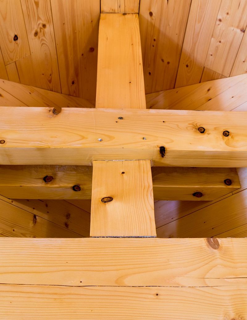 srub-s-kovovymi-doplnky-detail-konstrukce