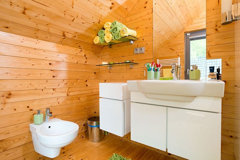 srub-s-kovovymi-doplnky-koupelna