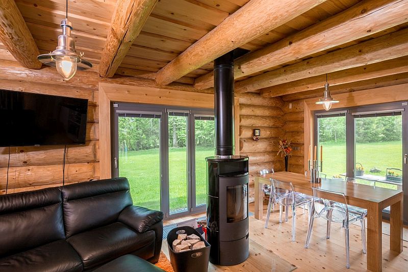 srub-s-kovovymi-doplnky-obyvaci-pokoj