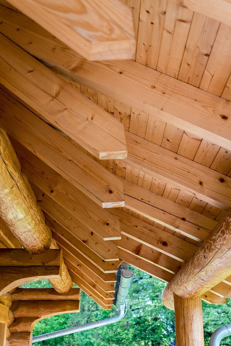 srub-s-kovovymi-doplnky-strecha