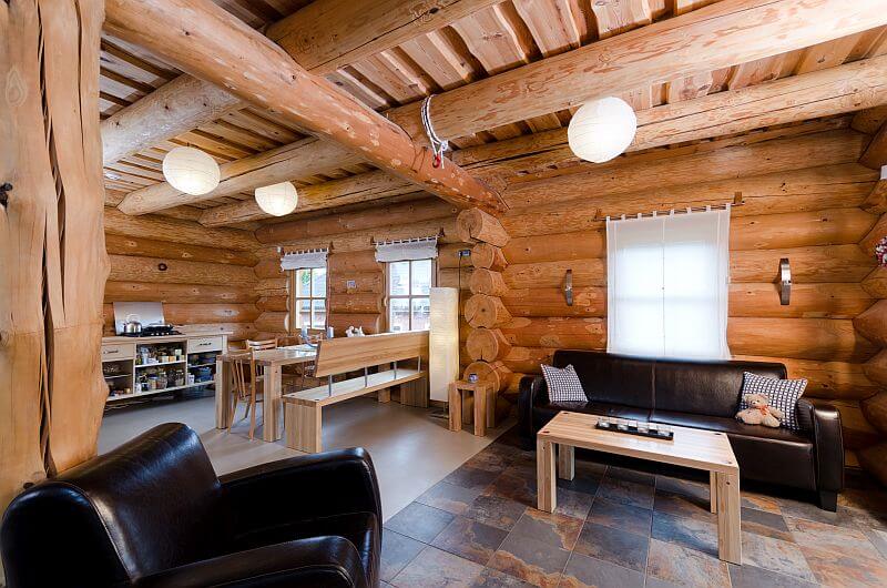 masivni-srub-OK-Pyrus-interier-hlavni-obytny-prostor