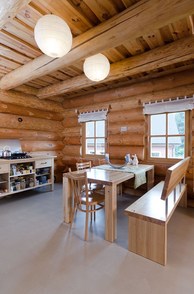 masivni-srub-OK-Pyrus-interier-jidelna