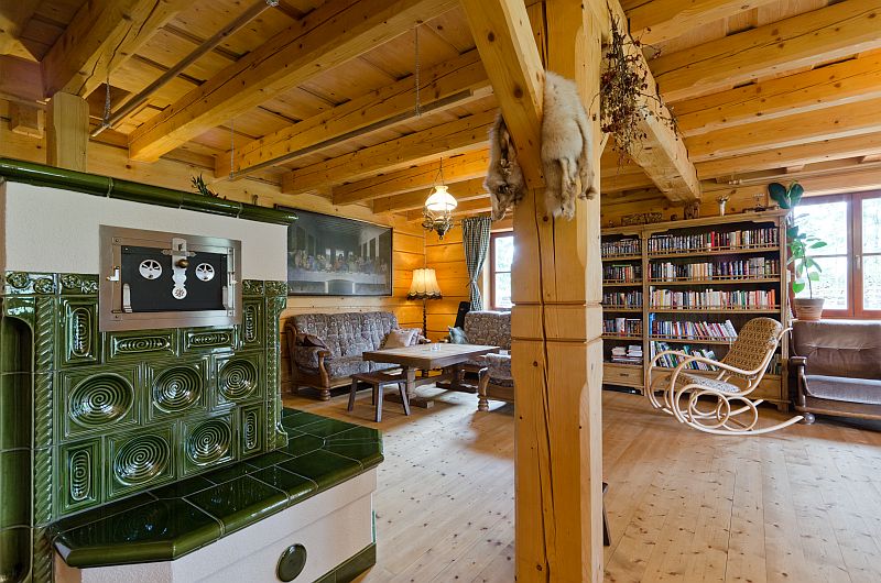 kachlova-kamna-v-interieru-roubenky