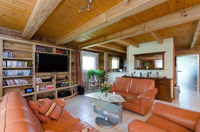 cedrovy-bungalov-navsteva-obyvaci-pokoj