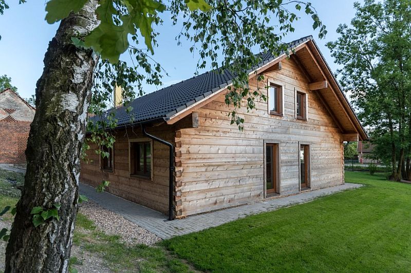 moderni-cedrova-roubenka-bocni-cast