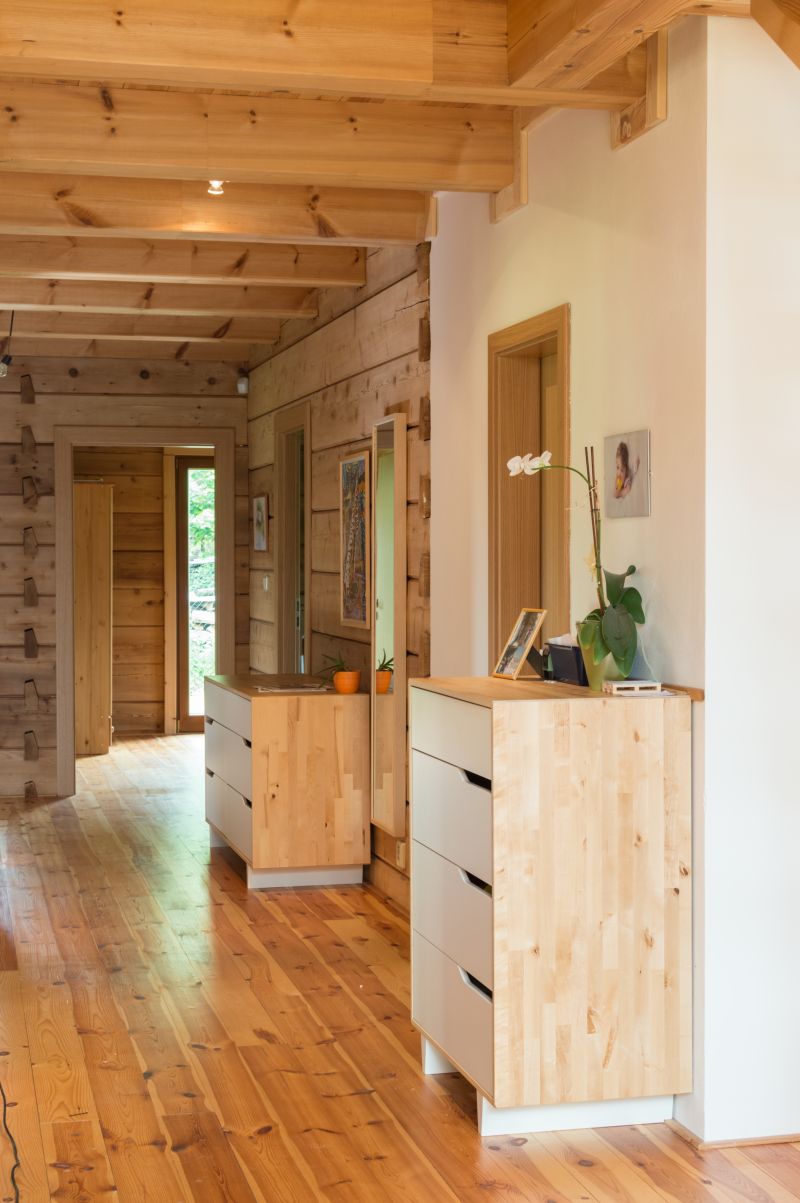 moderni-cedrova-roubenka-chodba