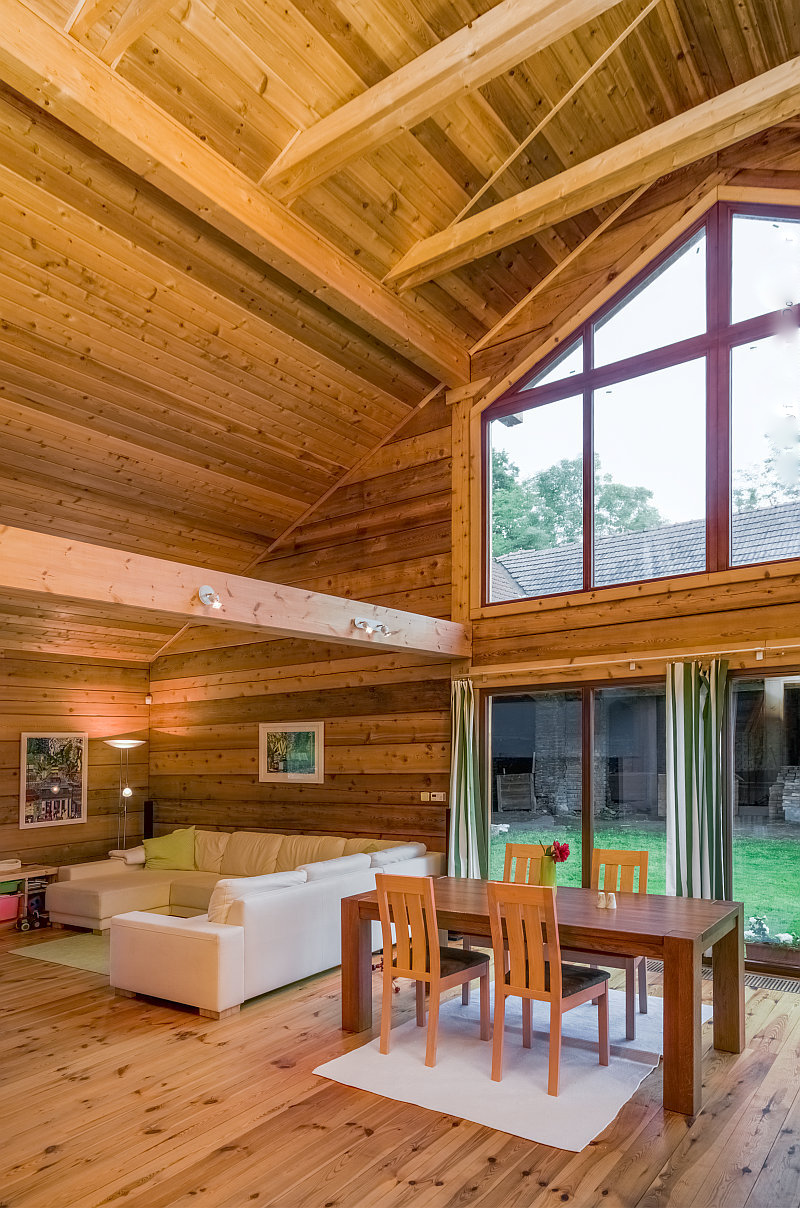 moderni-cedrova-roubenka-proskleni