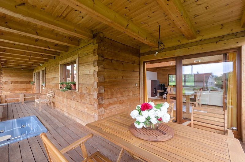 moderni-cedrova-roubenka-terasa