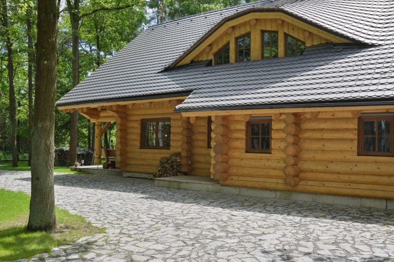 srub-uprostred-lesa-detail-srubu