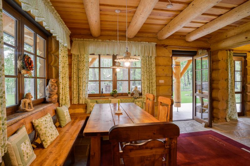 srub-uprostred-lesa-jidelna