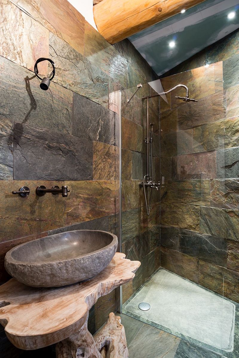 srub-uprostred-lesa-kamen-v-koupelne