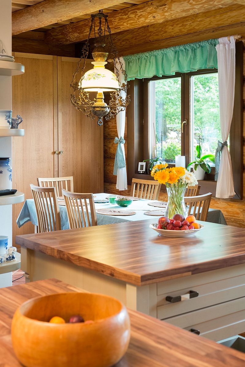 srub-interier-jidelni-stul