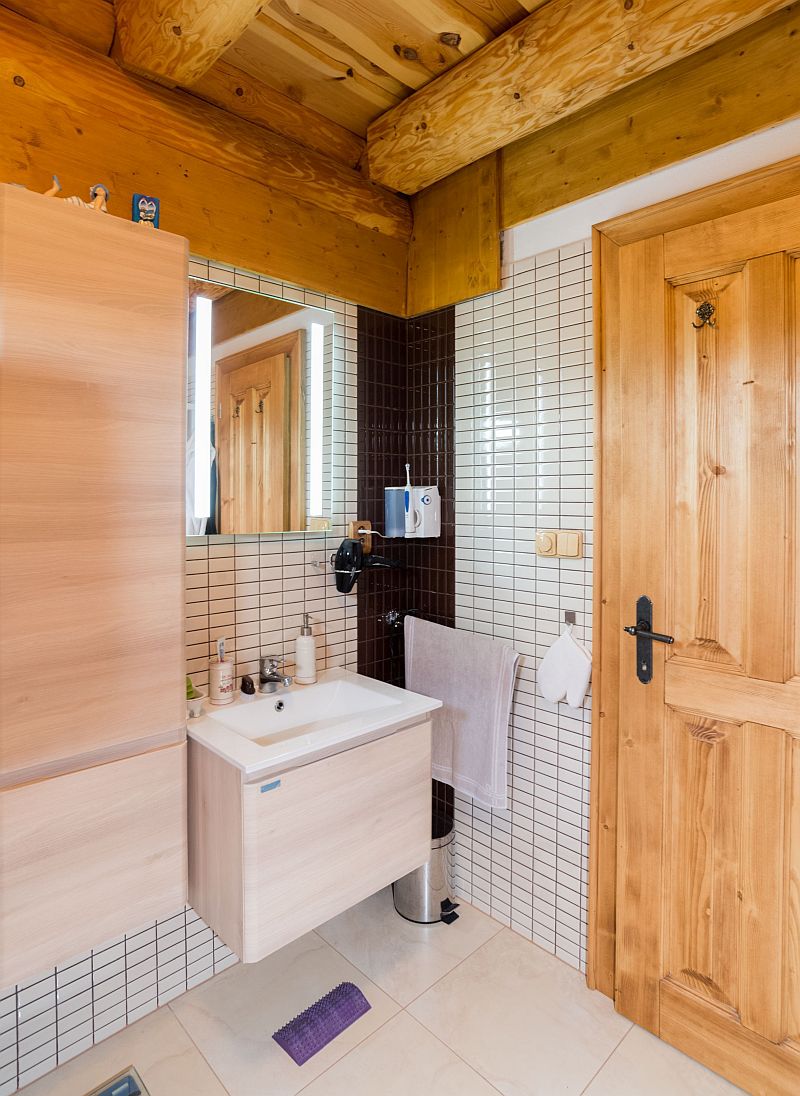 srub-interier-koupelna