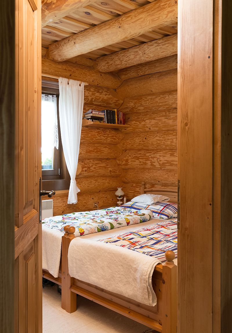 srub-interier-loznice