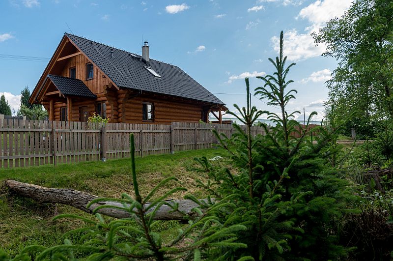 malebny-srub-Haniš-za-plotem