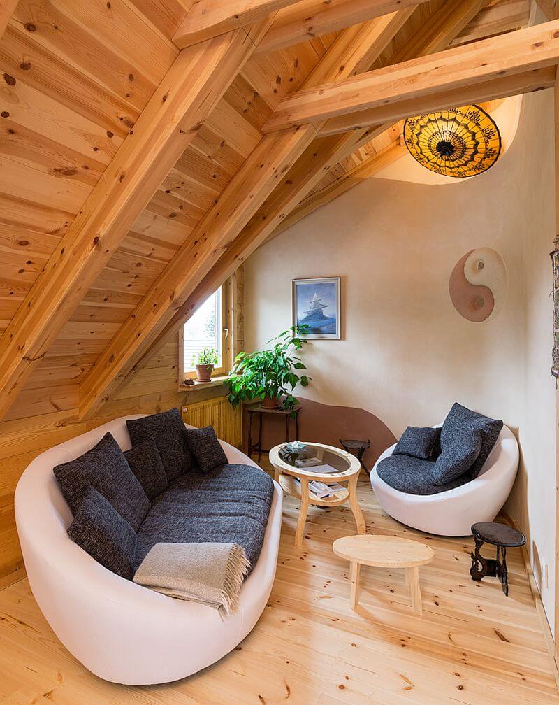 navsteva-roubeny-dum-posezeni-v-podkrovi