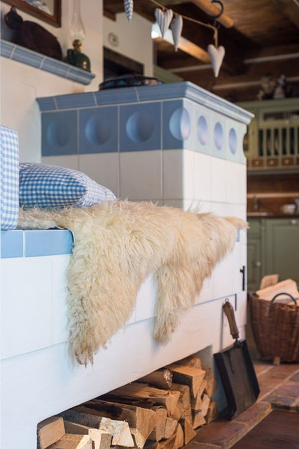 DrevoaStavby-roubenka-Hukvaldy-interier-kachlova-kamna