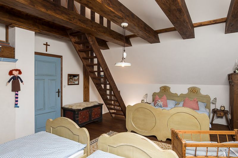 DrevoaStavby-roubenka-Hukvaldy-interier-loznice-2