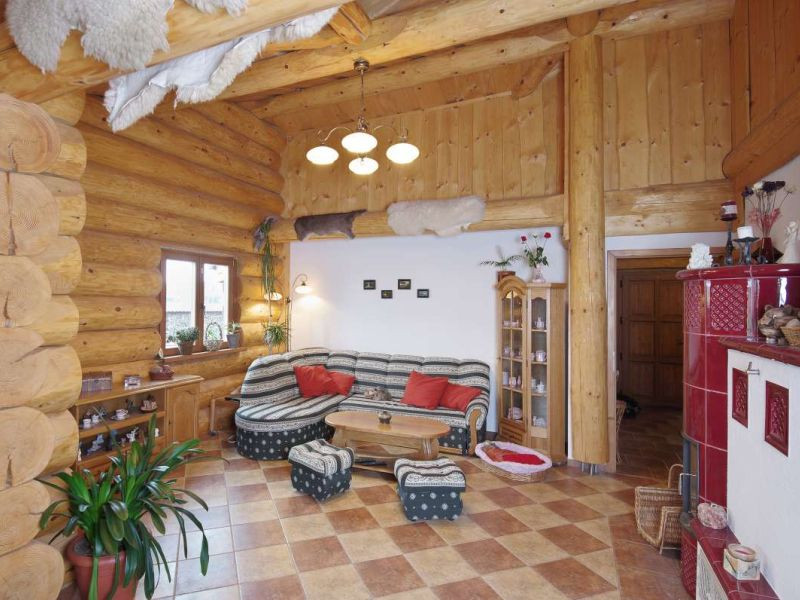 prizemni-srub-z-kulatiny-posezeni