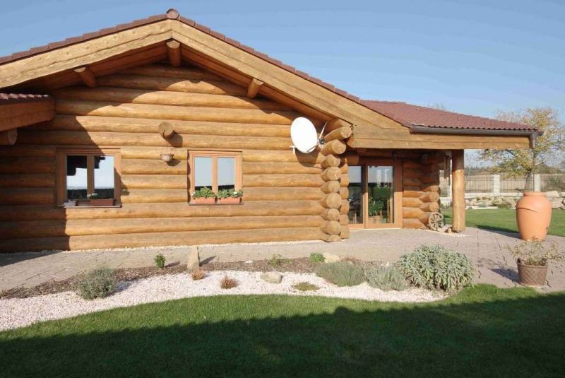 prizemni-srub-z-kulatiny-stena