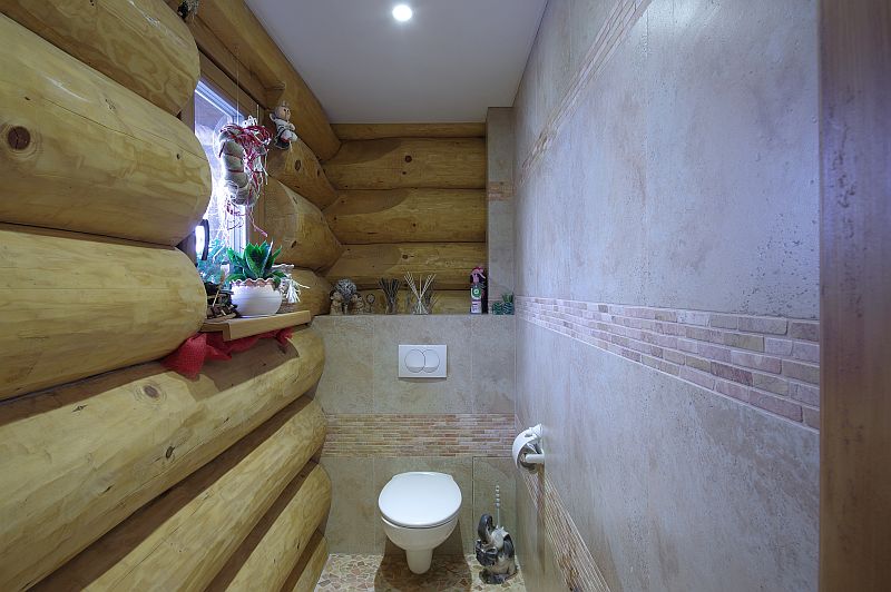 prizemni-srub-z-kulatiny-toaleta