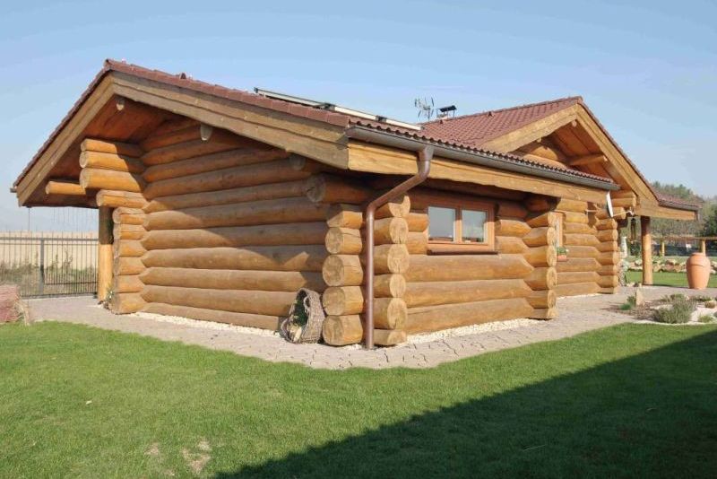 prizemni-srub-z-kulatiny-zezadu