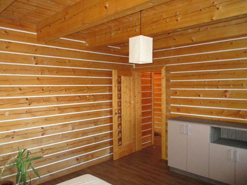 DrevoaStavby.cz | Tmelen&iacute; srubů a roubenek | zatmelen&iacute; sp&aacute;r v interi&eacute;ru