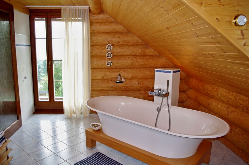 masivni-srub-koupelna-vana