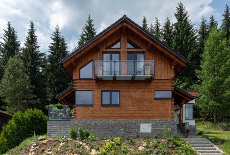 chata-z-masivniho-lepeneho-dreva-1