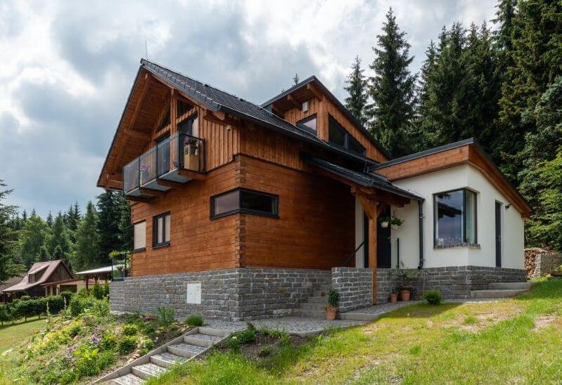 chata-z-masivniho-lepeneho-dreva-2