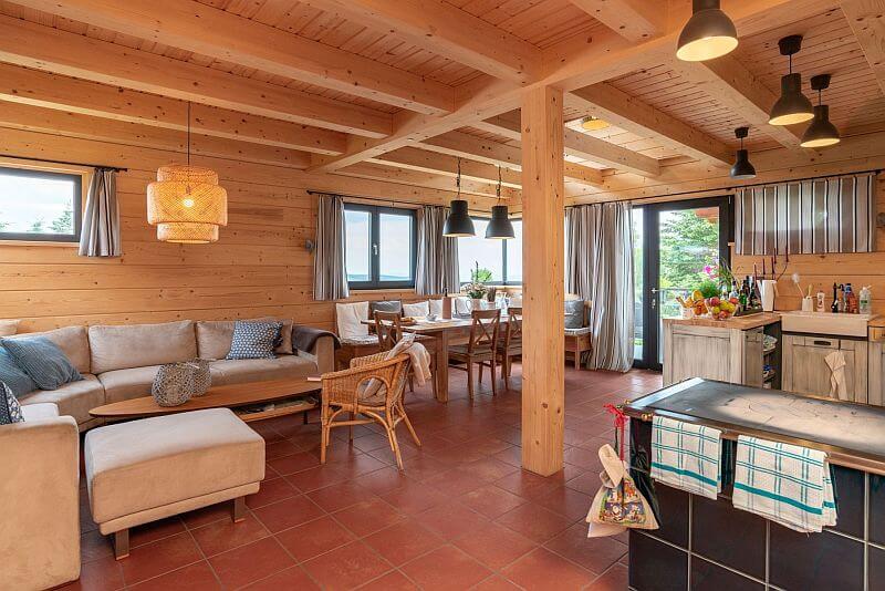 chata-z-masivniho-lepeneho-dreva-interier-1