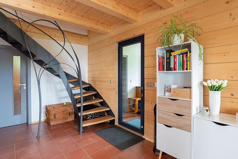 chata-z-masivniho-lepeneho-dreva-interier-2