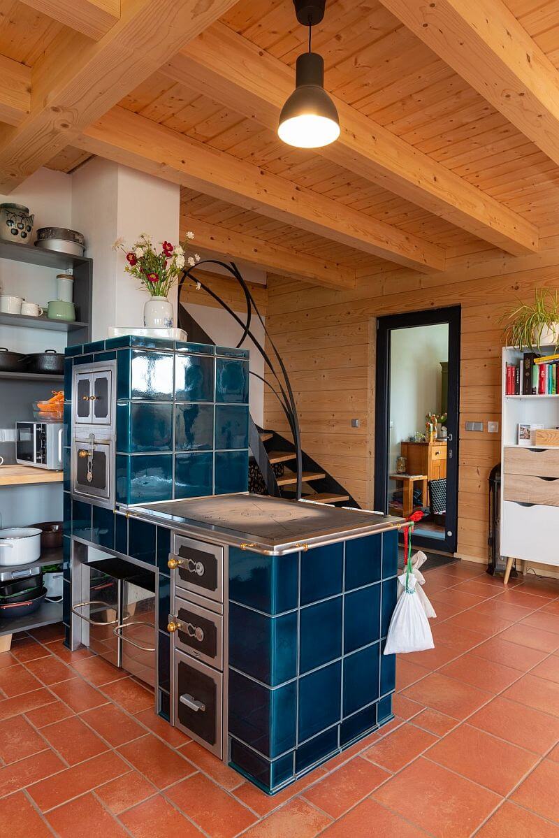 chata-z-masivniho-lepeneho-dreva-interier-3