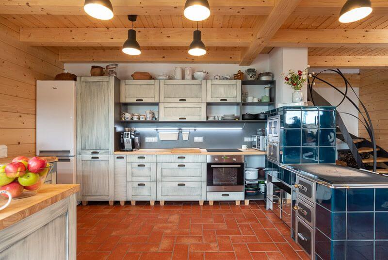 chata-z-masivniho-lepeneho-dreva-interier-4