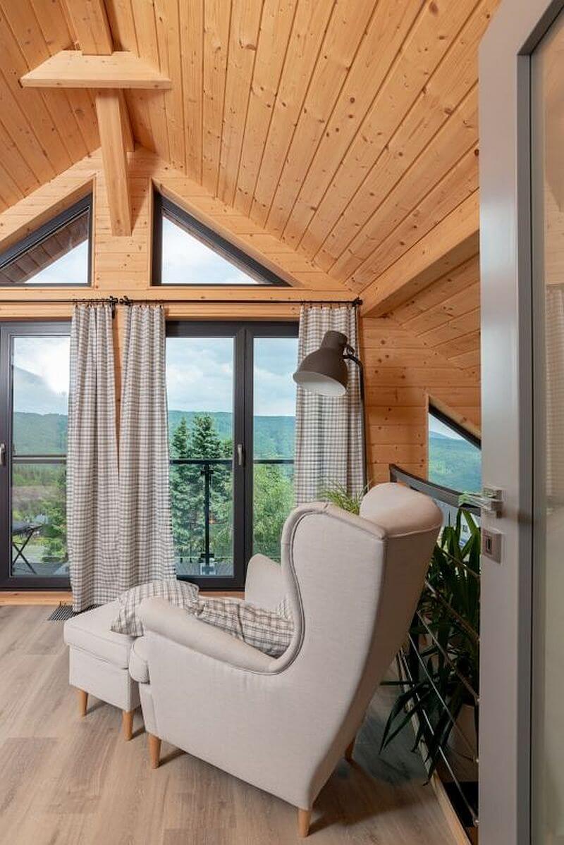 chata-z-masivniho-lepeneho-dreva-interier-5