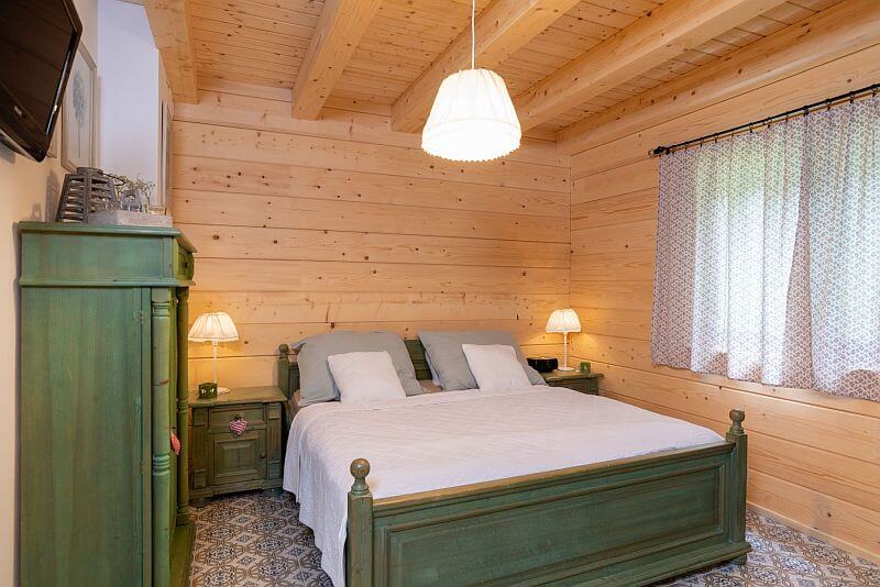 chata-z-masivniho-lepeneho-dreva-interier-6