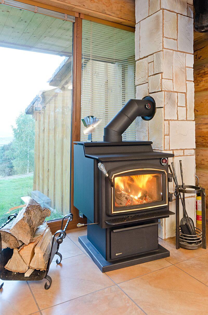 navsteva-srubu-interier-kamna