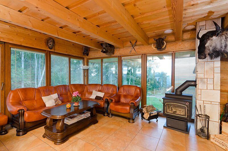 navsteva-srubu-interier-obyvaci-pokoj