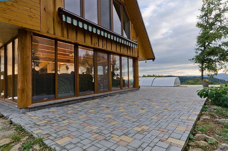 navsteva-srubu-okoli-domu