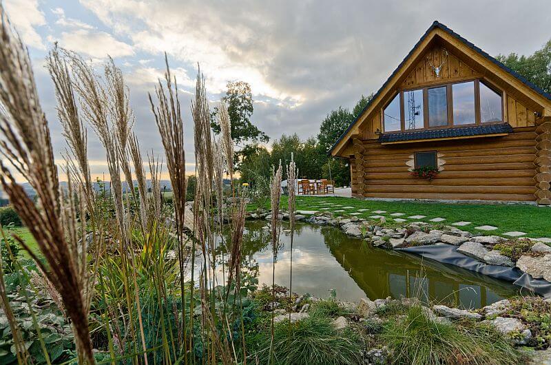 navsteva-srubu-srub-v-pozadi-jezirka